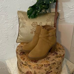 Naturalizer Madalynn Gore Water-Repellant Ankle Bootie Size: 9W Chunky Heel NIB